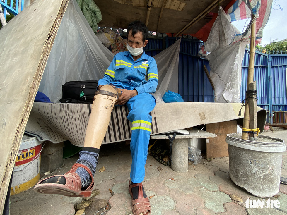 Công nhân môi trường: Nhịn ăn, ngủ ngoài đường, cắn răng chịu từng cơn đau